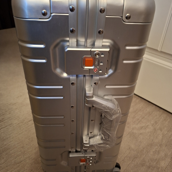 Silver Hard Shell Suitcase - Picture 1 of 4